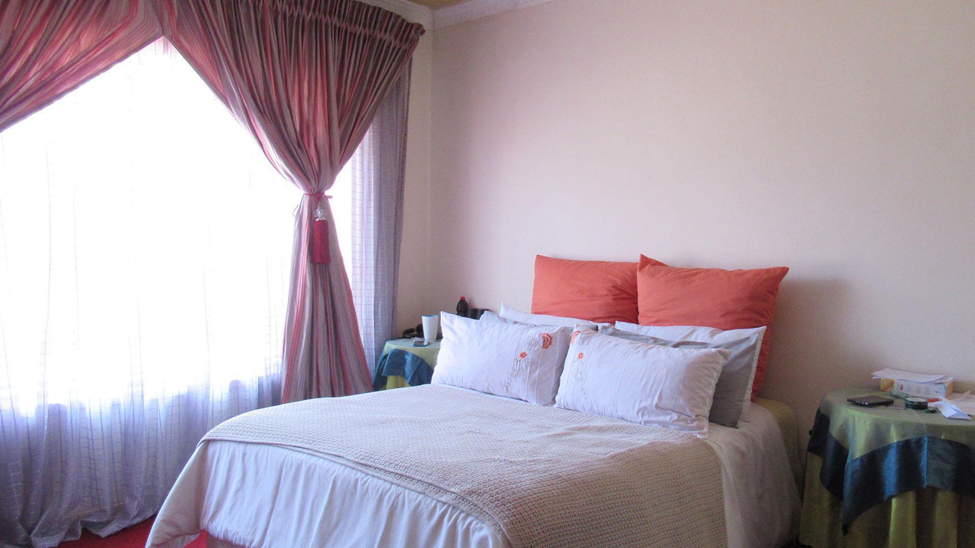 Main Bedroom - 24 square meters of property in Helikon Park