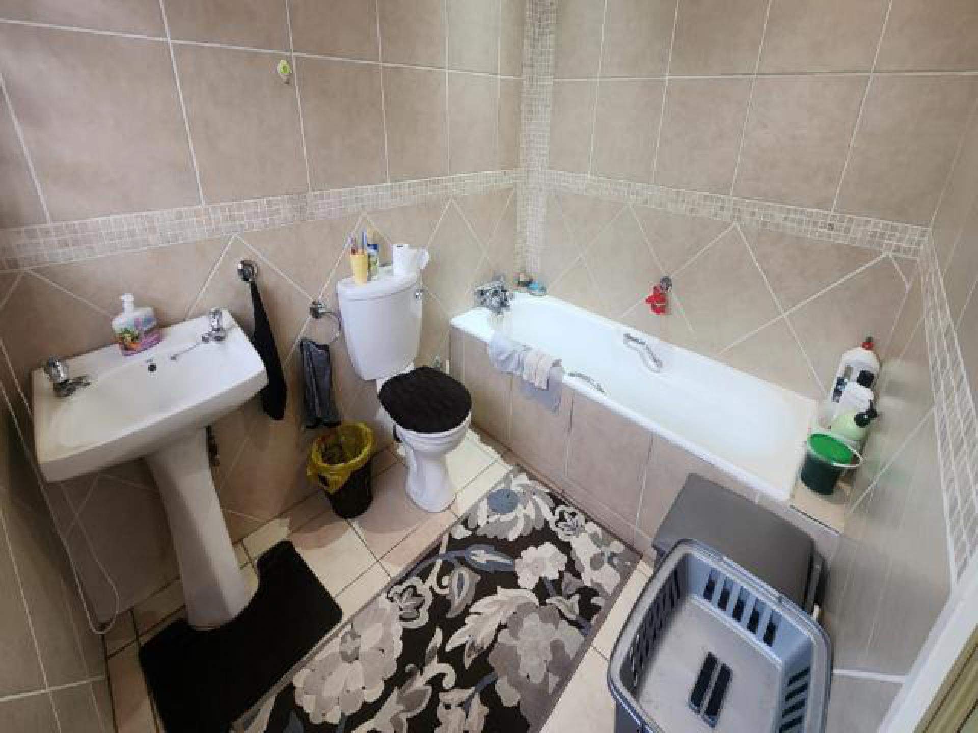 Main Bathroom - 7 square meters of property in Helikon Park