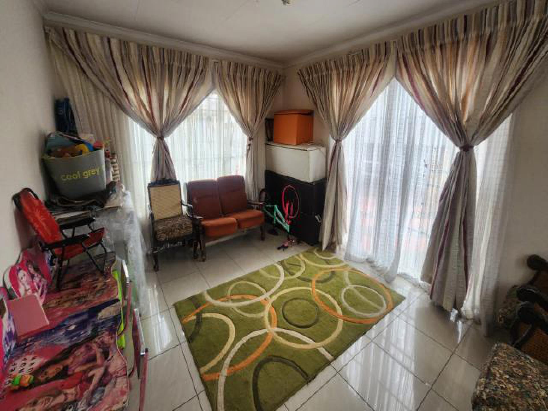 Lounges - 50 square meters of property in Helikon Park