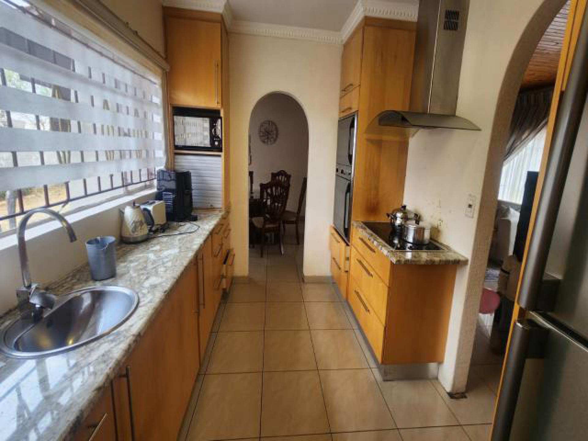 Kitchen - 15 square meters of property in Helikon Park