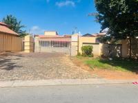 Front View of property in Ormonde