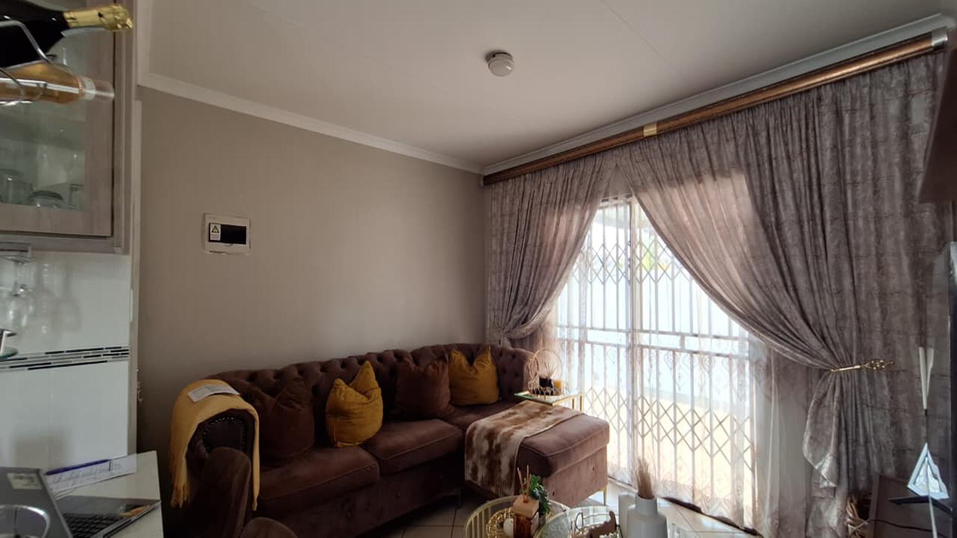 Lounges - 16 square meters of property in Crystal Park