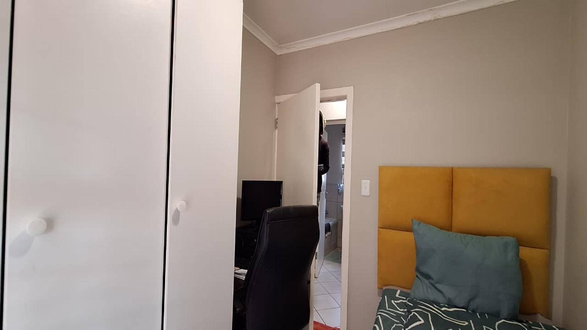 Bed Room 1 - 9 square meters of property in Crystal Park