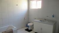 Main Bathroom - 13 square meters of property in Ennerdale