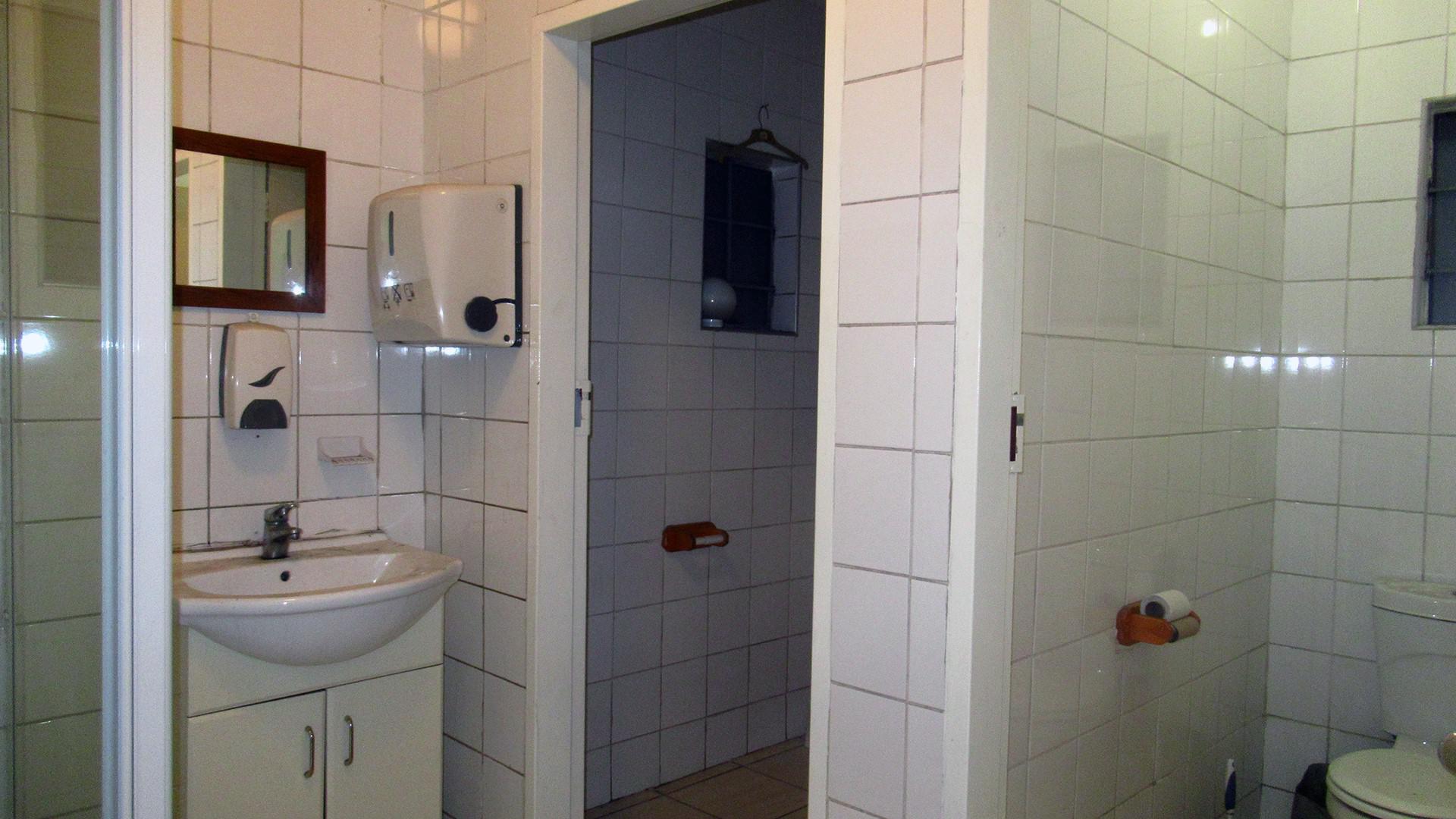 Bathroom 1 - 11 square meters of property in Driehoek
