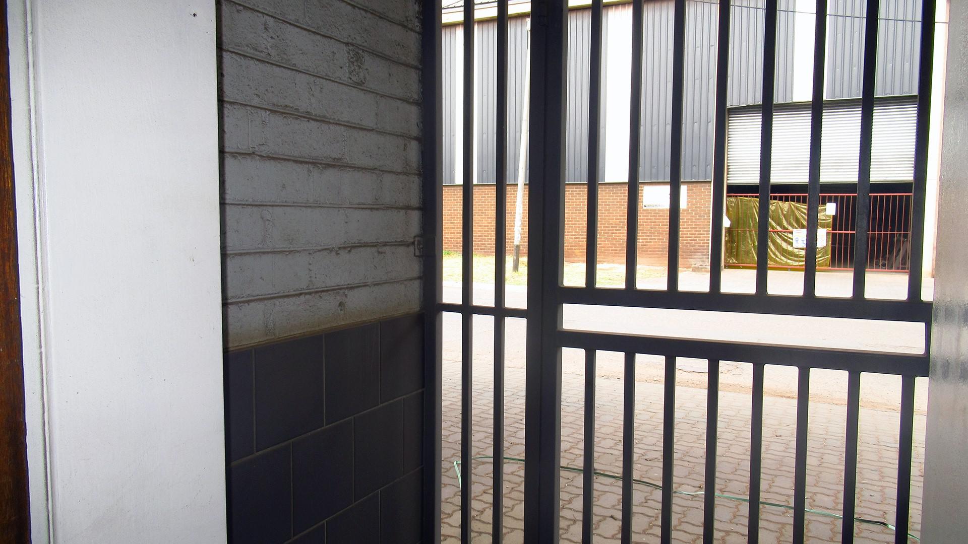 Spaces - 536 square meters of property in Driehoek