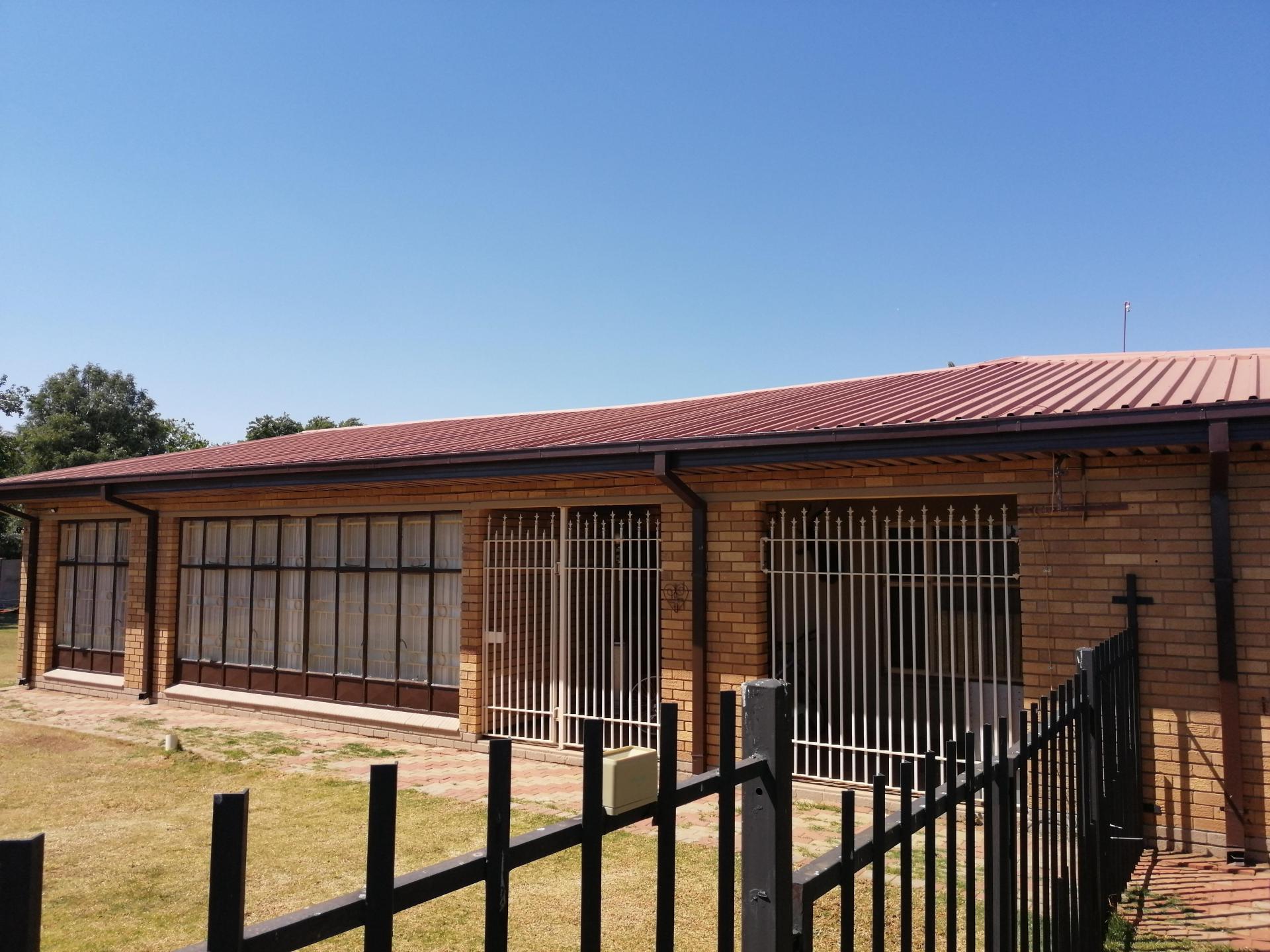 Front View of property in Leeudoringstad