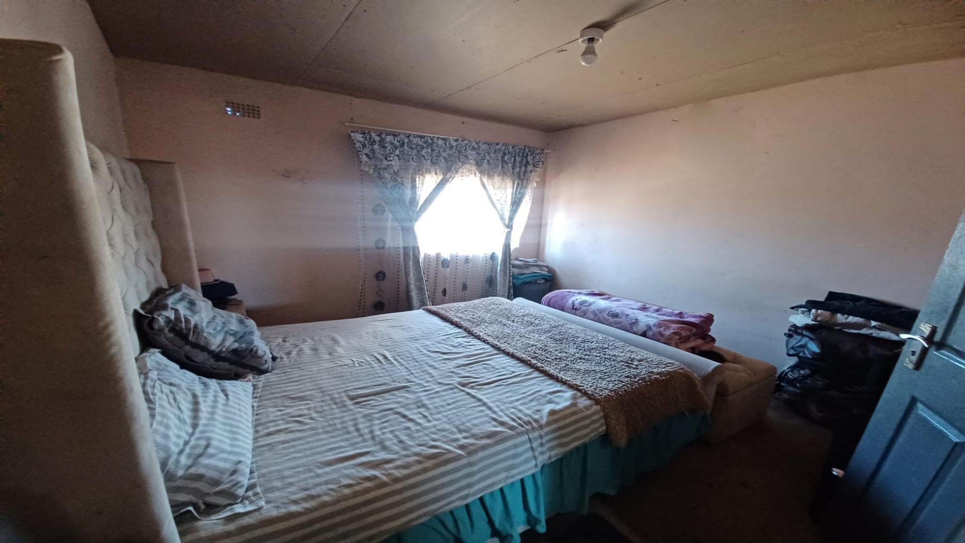 Bed Room 1 of property in Poortje