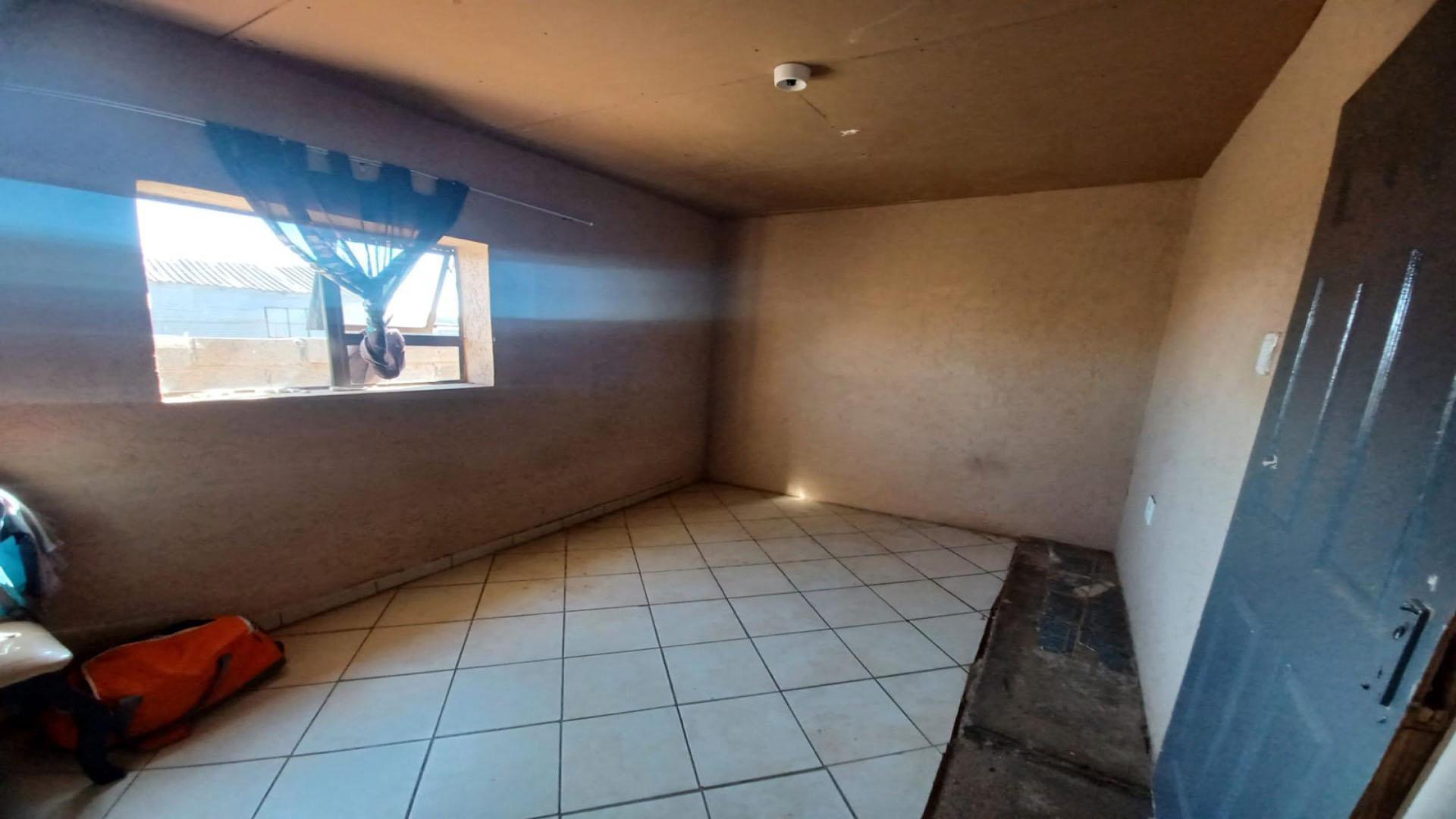 Bed Room 2 of property in Poortje