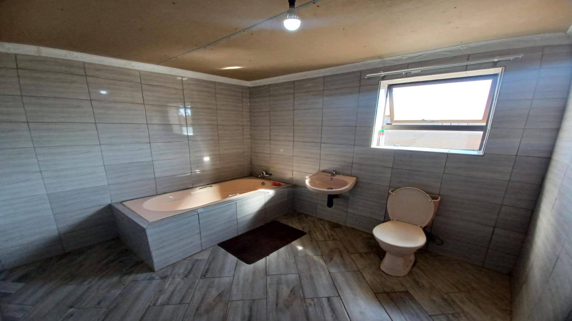 Bathroom 1 of property in Poortje