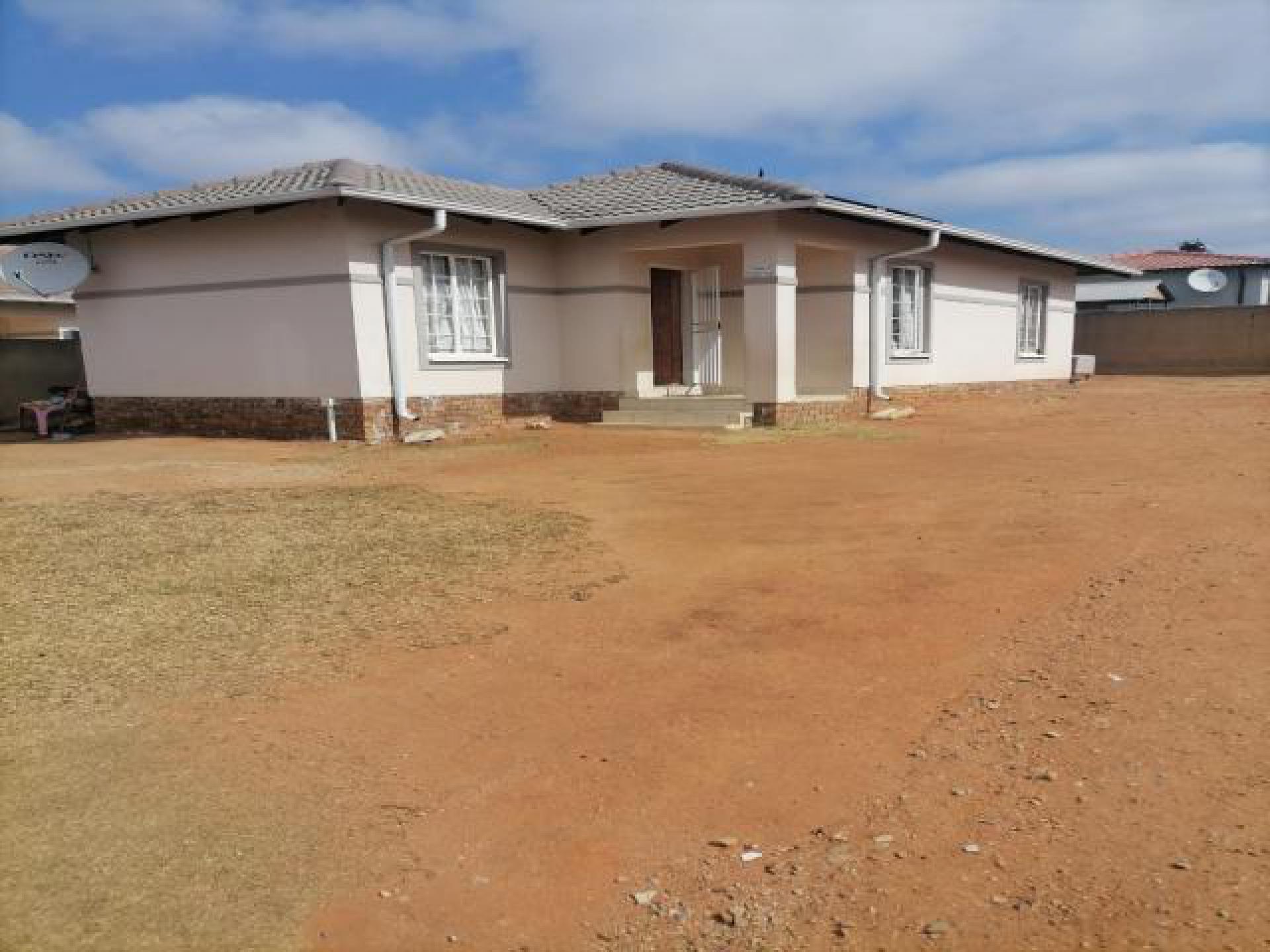 Front View of property in Blue Hills