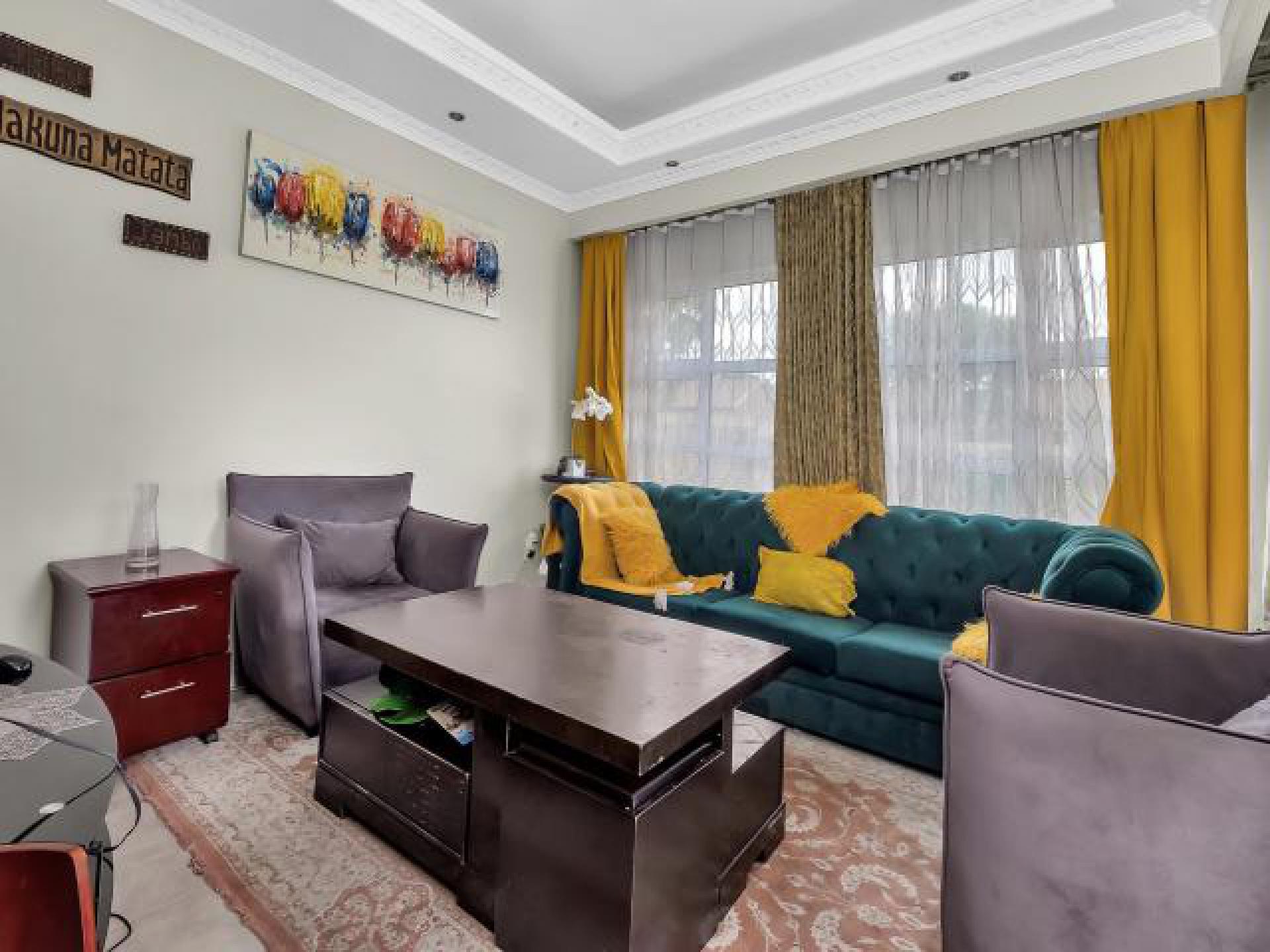 Lounges - 18 square meters of property in Northgate (JHB)