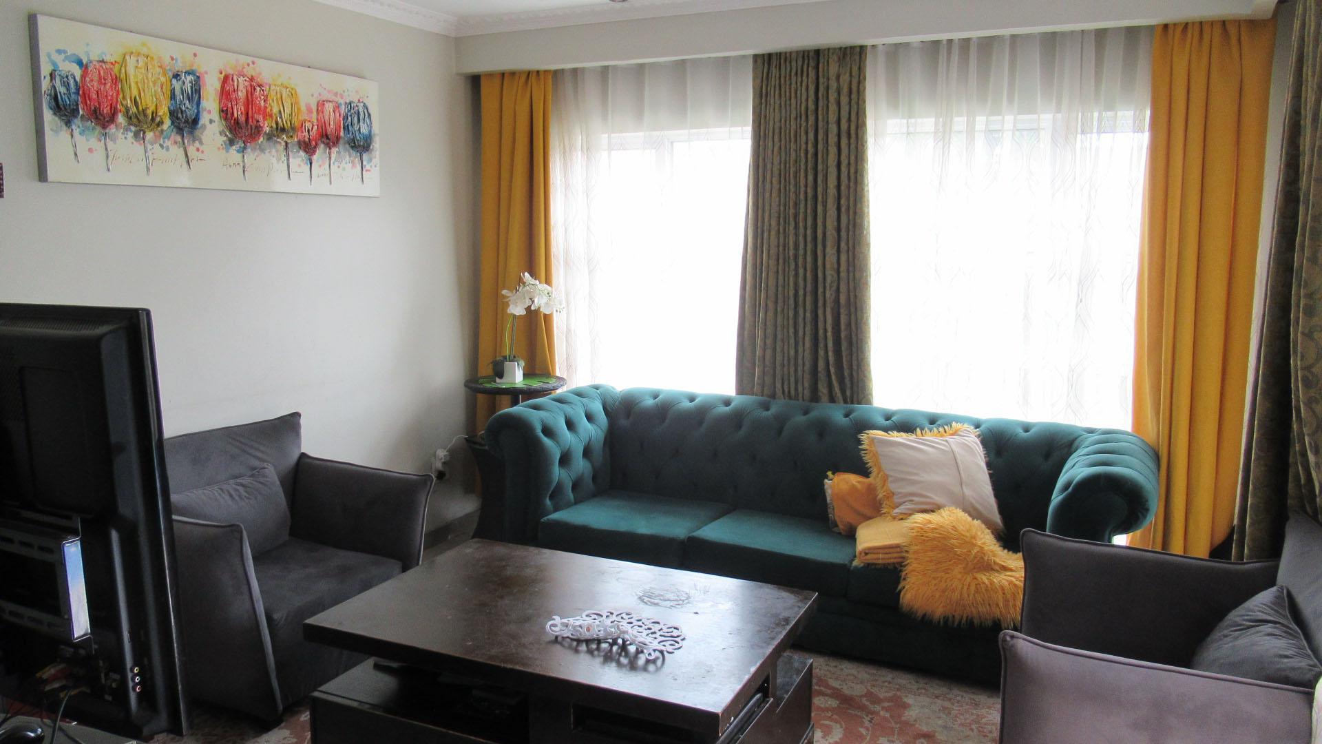 Lounges - 18 square meters of property in Northgate (JHB)