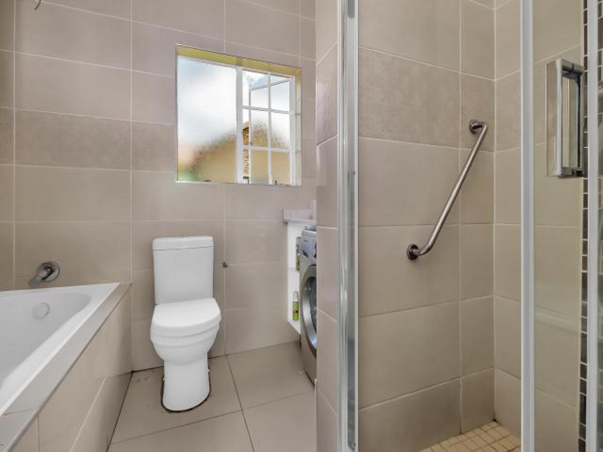 Main Bathroom - 4 square meters of property in Northgate (JHB)