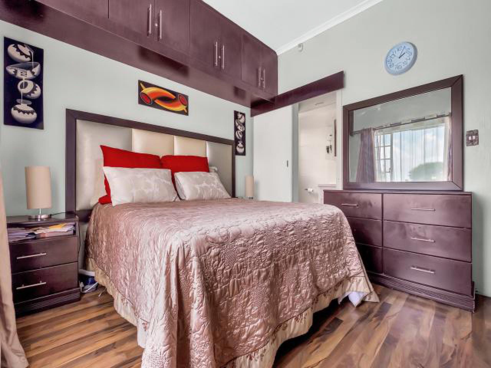 Main Bedroom - 14 square meters of property in Northgate (JHB)