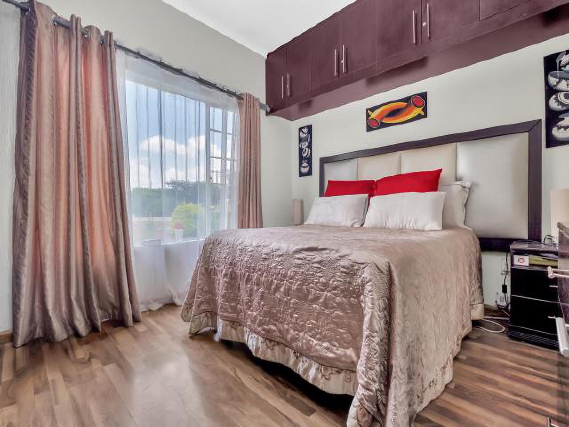 Main Bedroom - 14 square meters of property in Northgate (JHB)