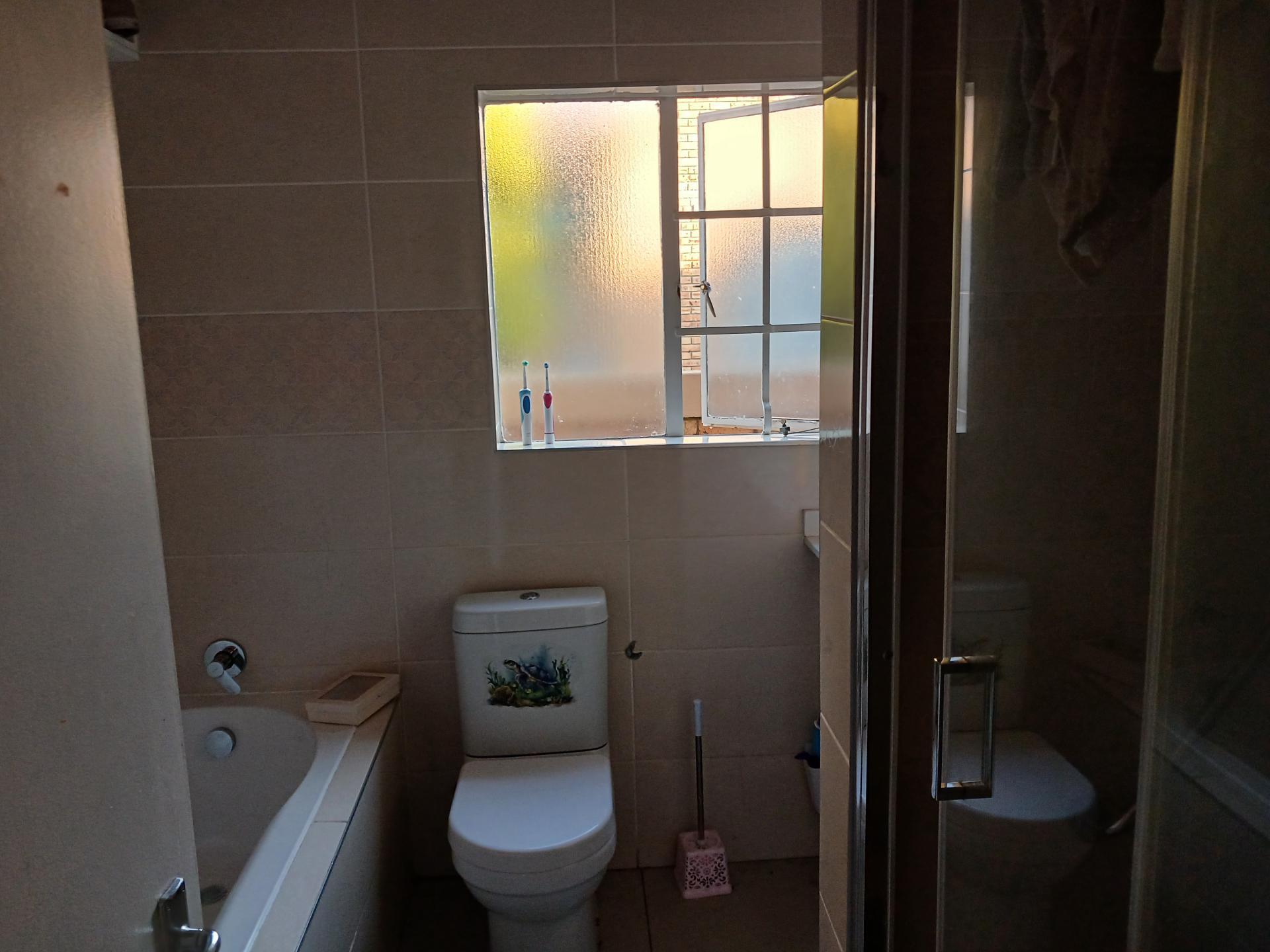 Bathroom 2 of property in Northgate (JHB)