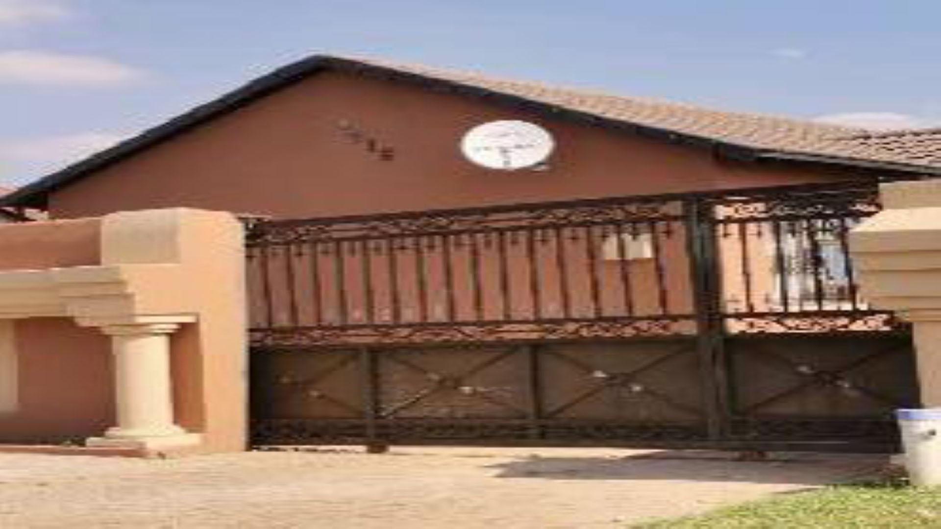 Front View of property in Roodekop
