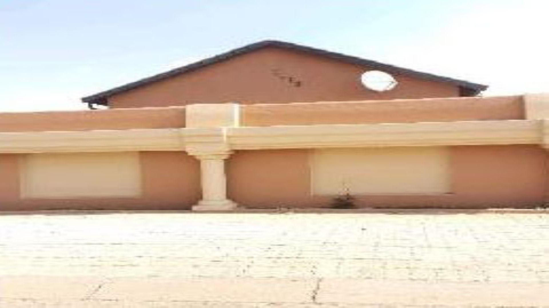 Front View of property in Roodekop