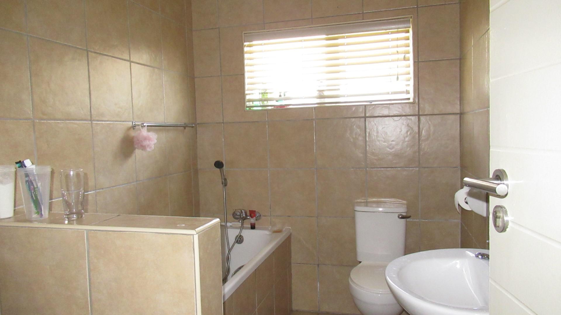 Bathroom 1 - 5 square meters of property in Blancheville