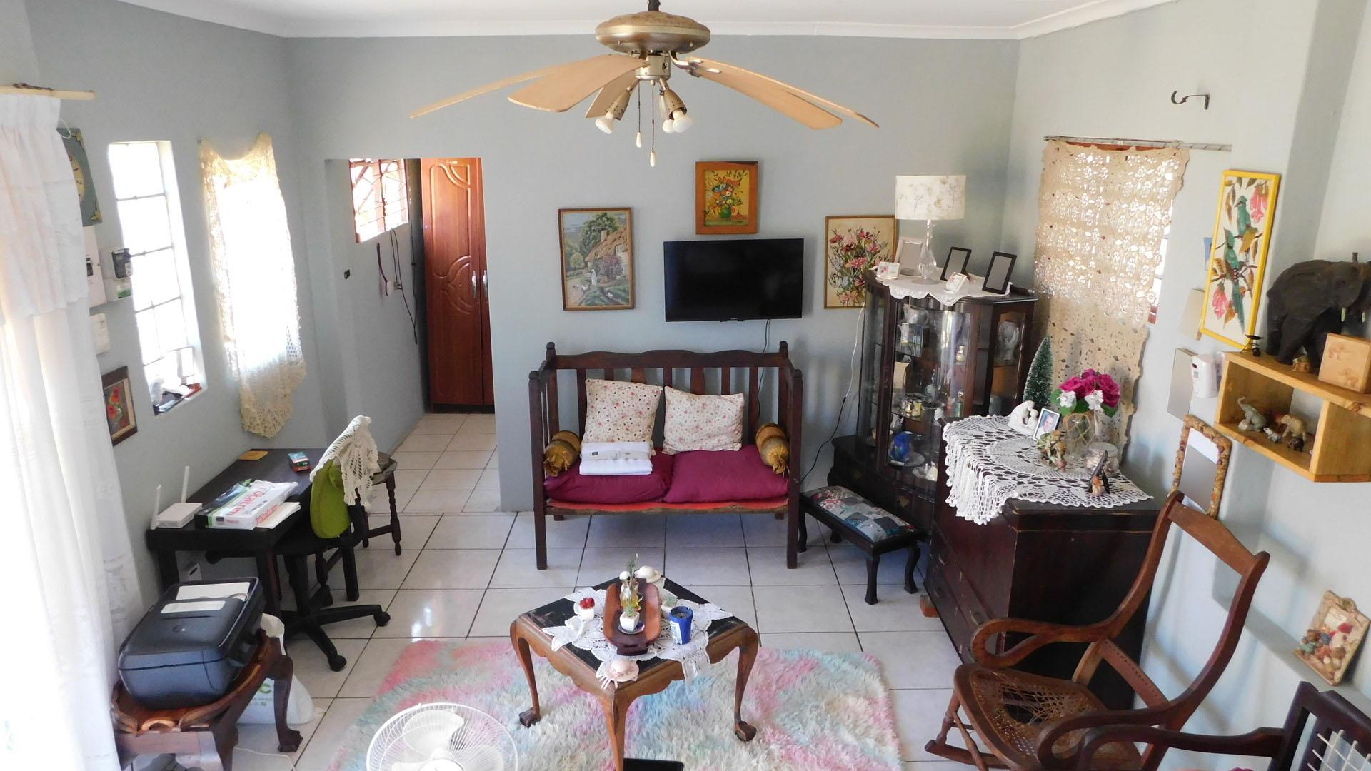 Lounges - 58 square meters of property in Bluff