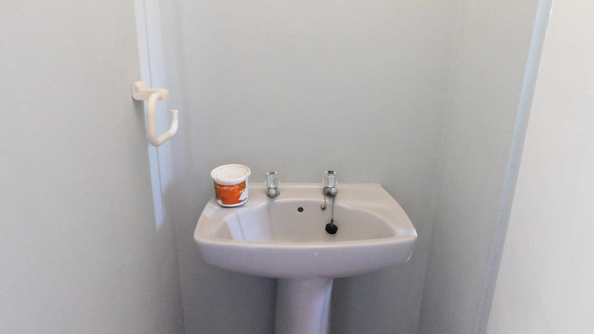 Guest Toilet - 4 square meters of property in Bluff