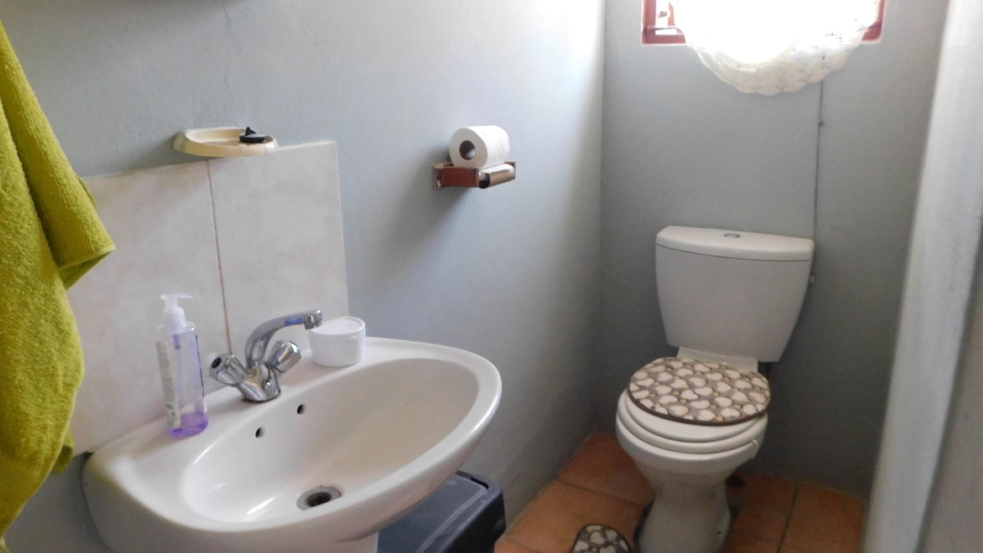 Main Bathroom - 10 square meters of property in Bluff