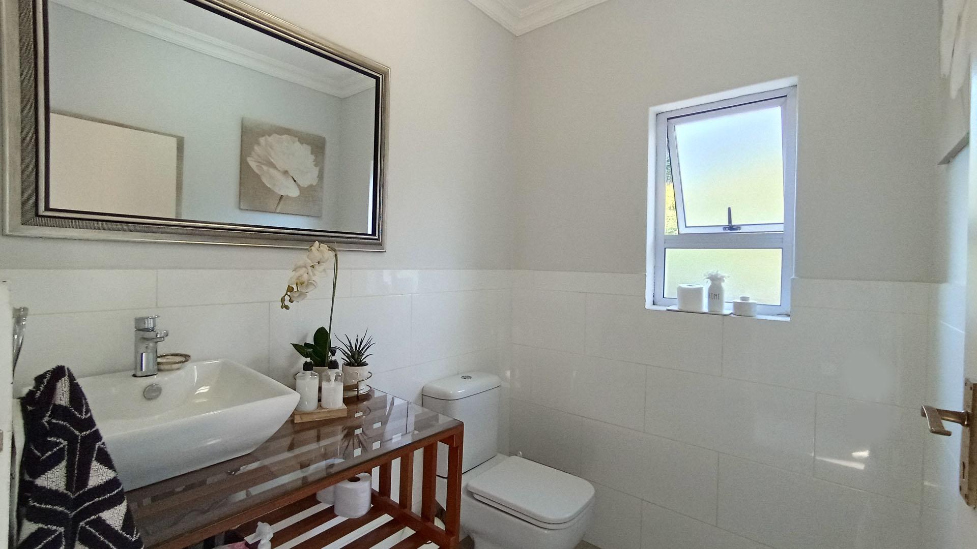 Guest Toilet - 4 square meters of property in Ballitoville