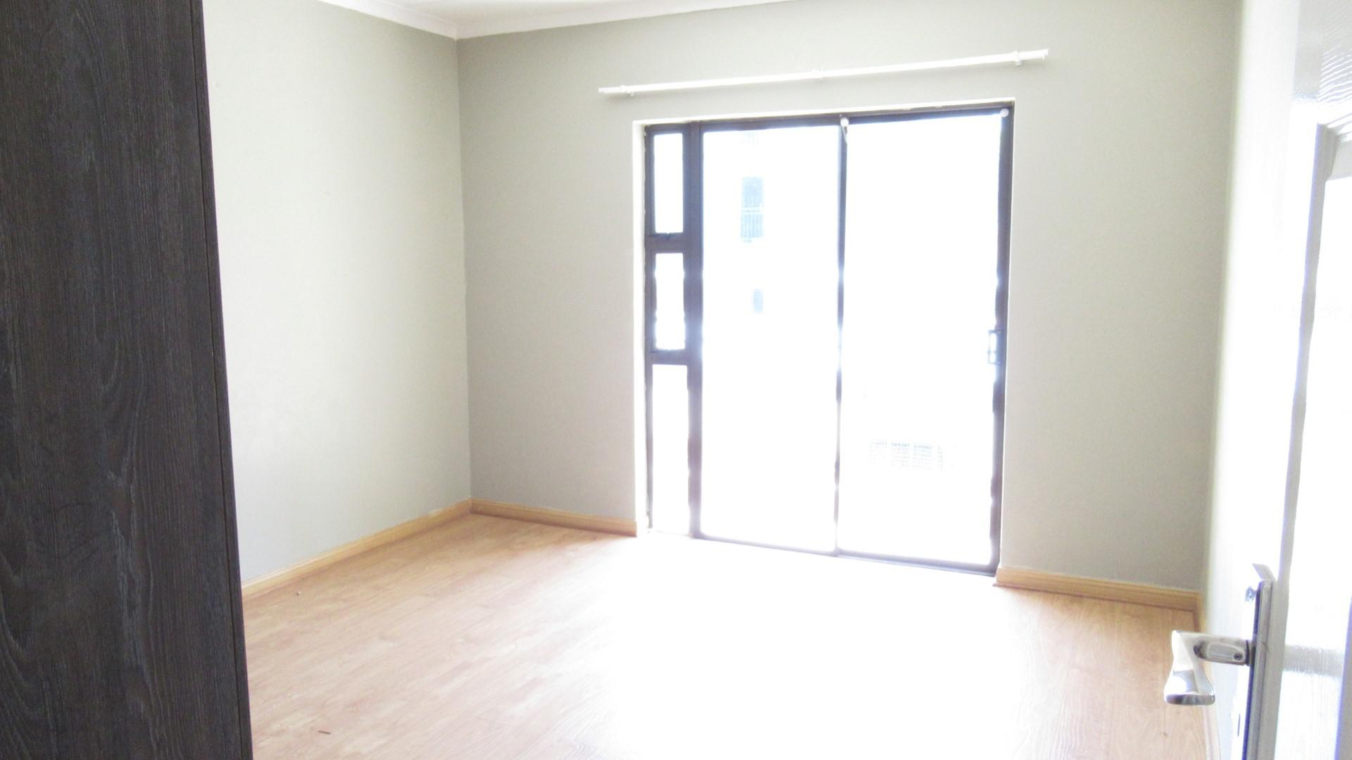 Main Bedroom - 17 square meters of property in Crystal Park