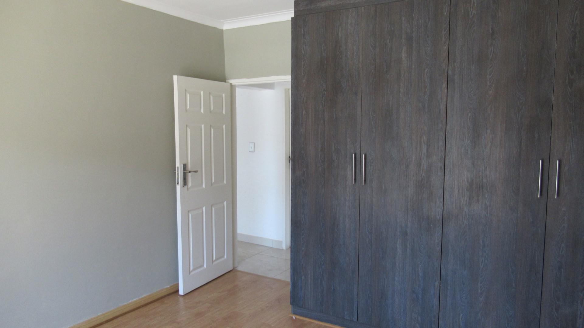 Main Bedroom - 17 square meters of property in Crystal Park