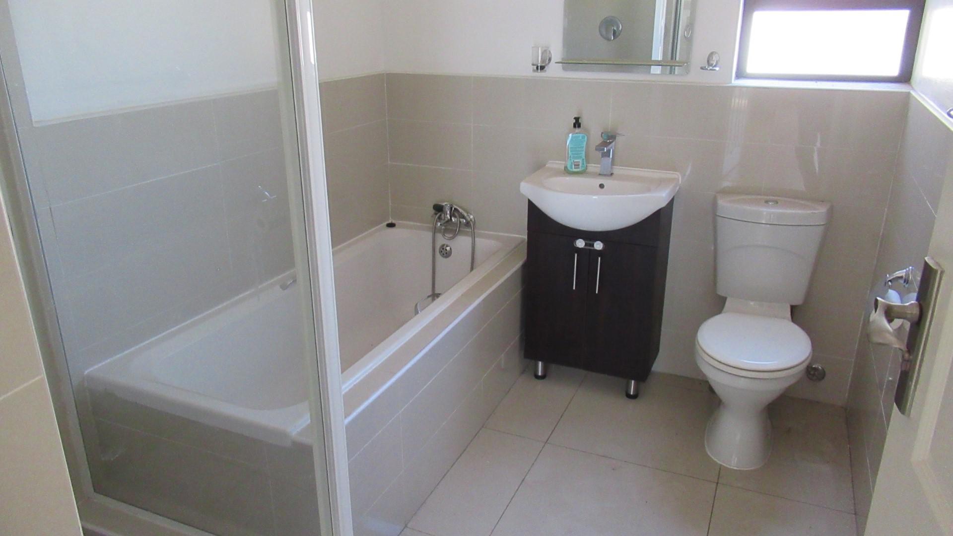 Bathroom 1 - 6 square meters of property in Crystal Park