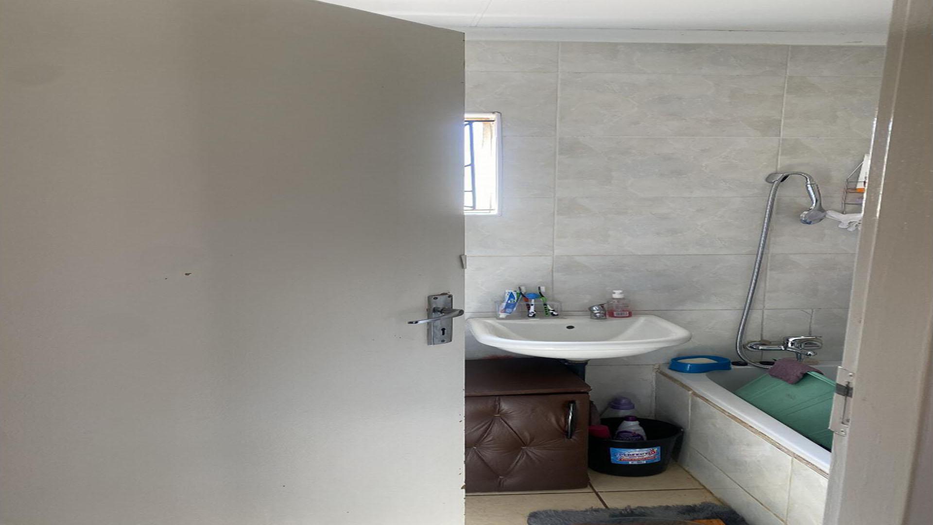 Bathroom 1 of property in Protea Glen