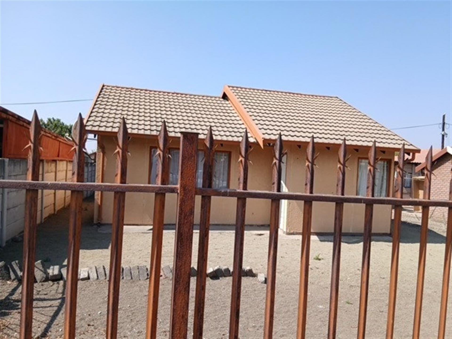 Front View of property in Boitekong