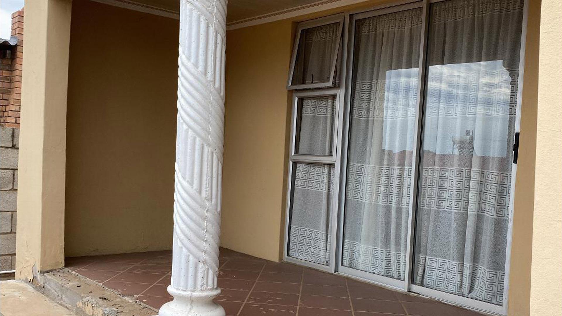 Patio of property in Ibhayi (Zwide)