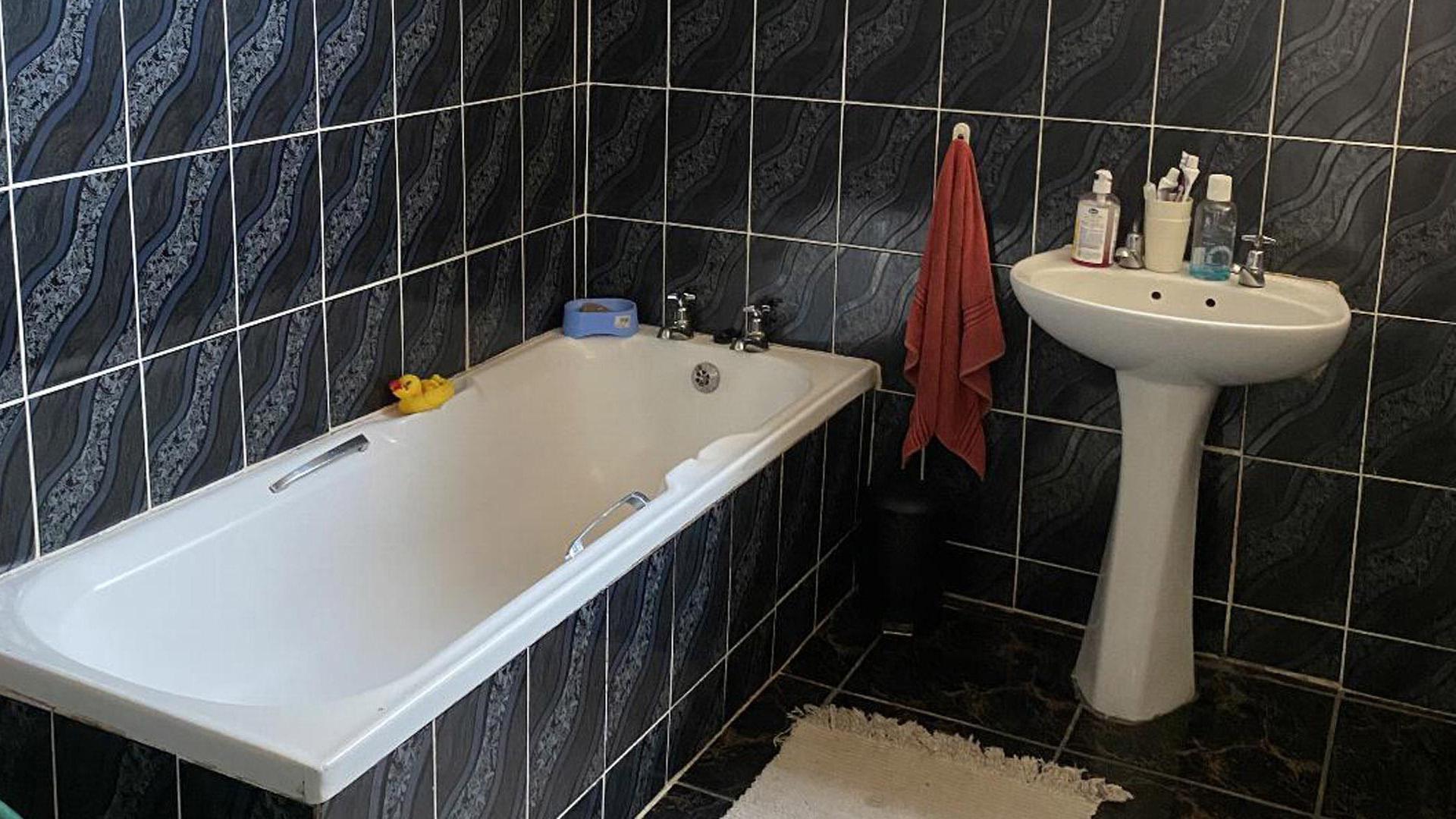 Bathroom 1 of property in Ibhayi (Zwide)