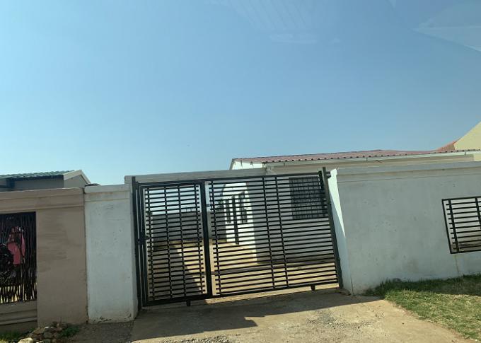 FNB SIE Sale In Execution 3 Bedroom House for Sale in Protea Glen - MR411108