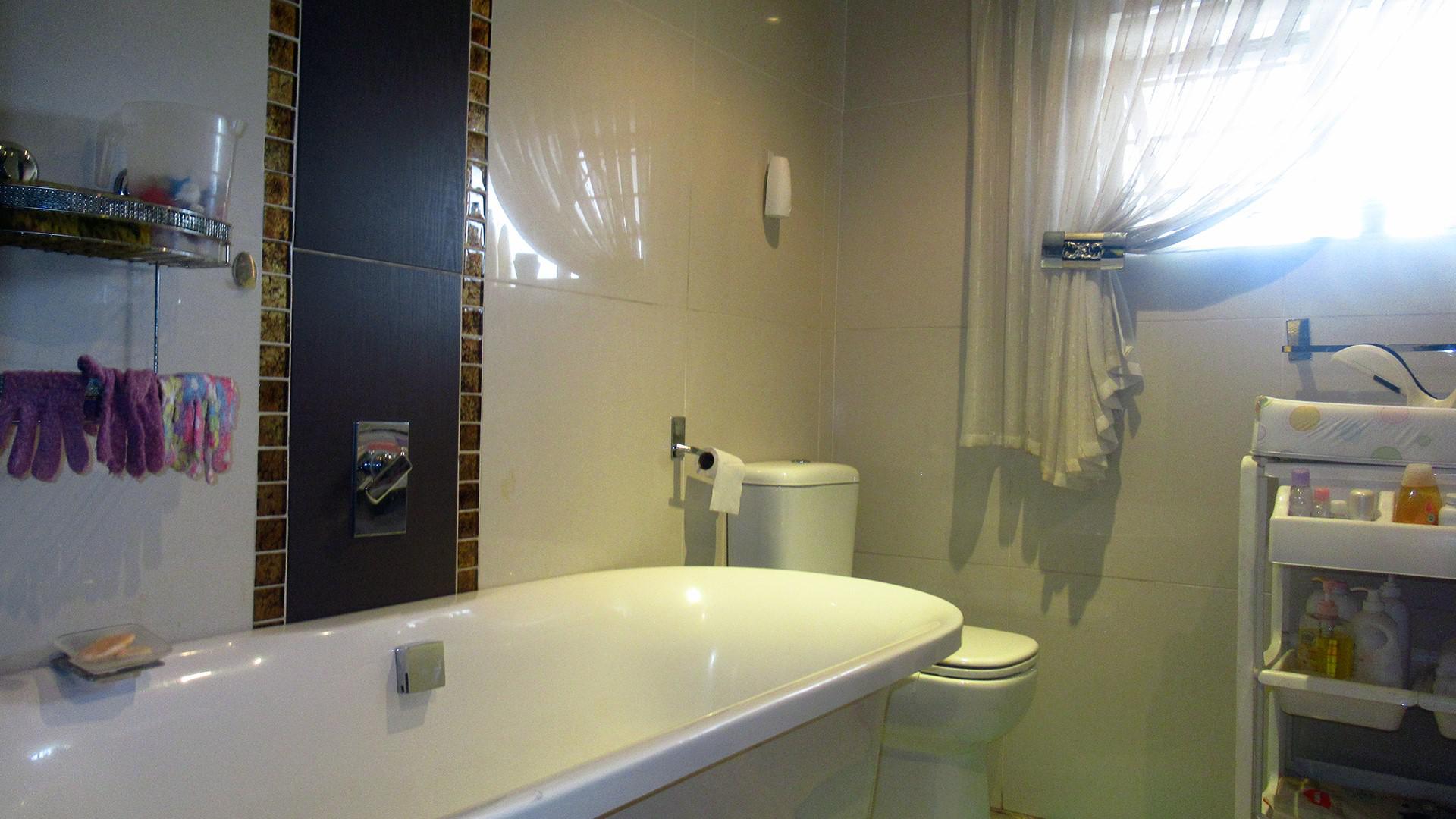 Main Bathroom - 7 square meters of property in Benoni