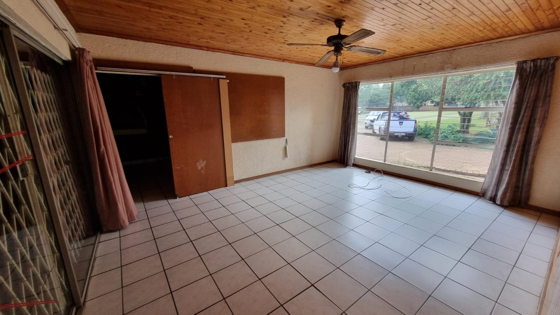 Bed Room 5+ of property in Delmas