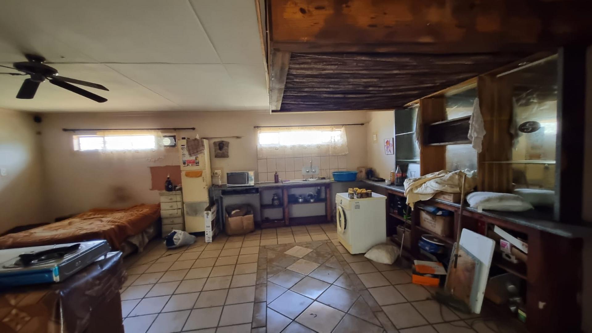 Kitchen of property in Delmas