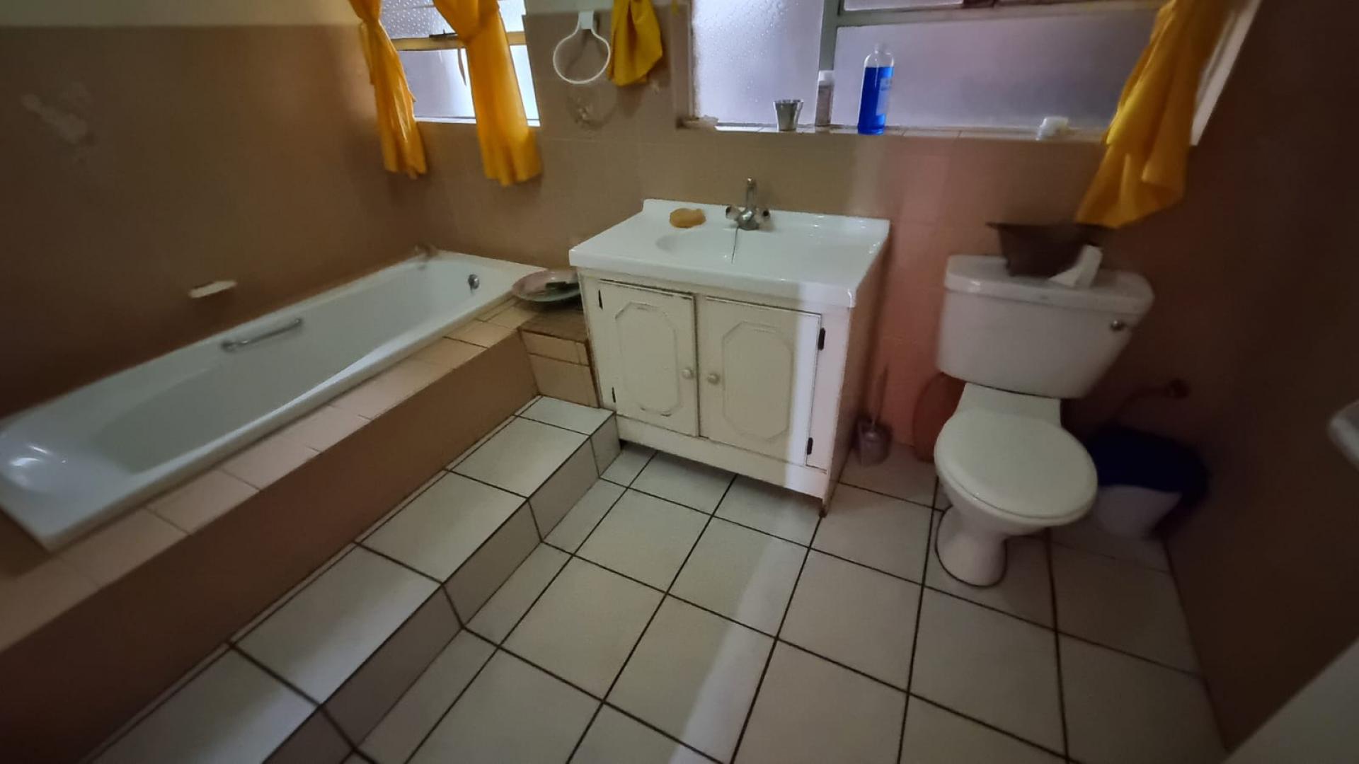 Bathroom 2 of property in Delmas