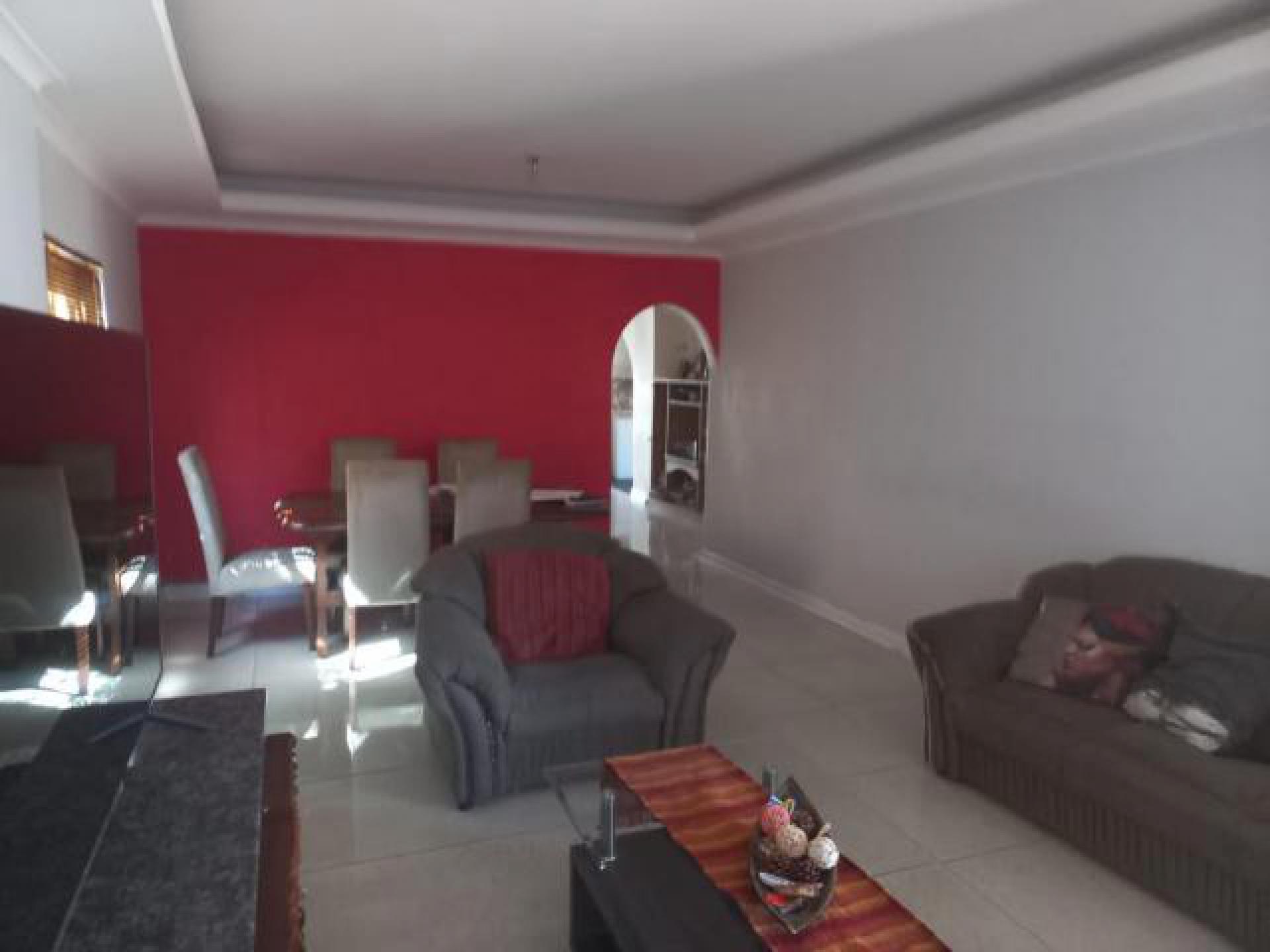 Lounges of property in Uitenhage