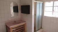 Bathroom 1 - 17 square meters of property in Rensburg