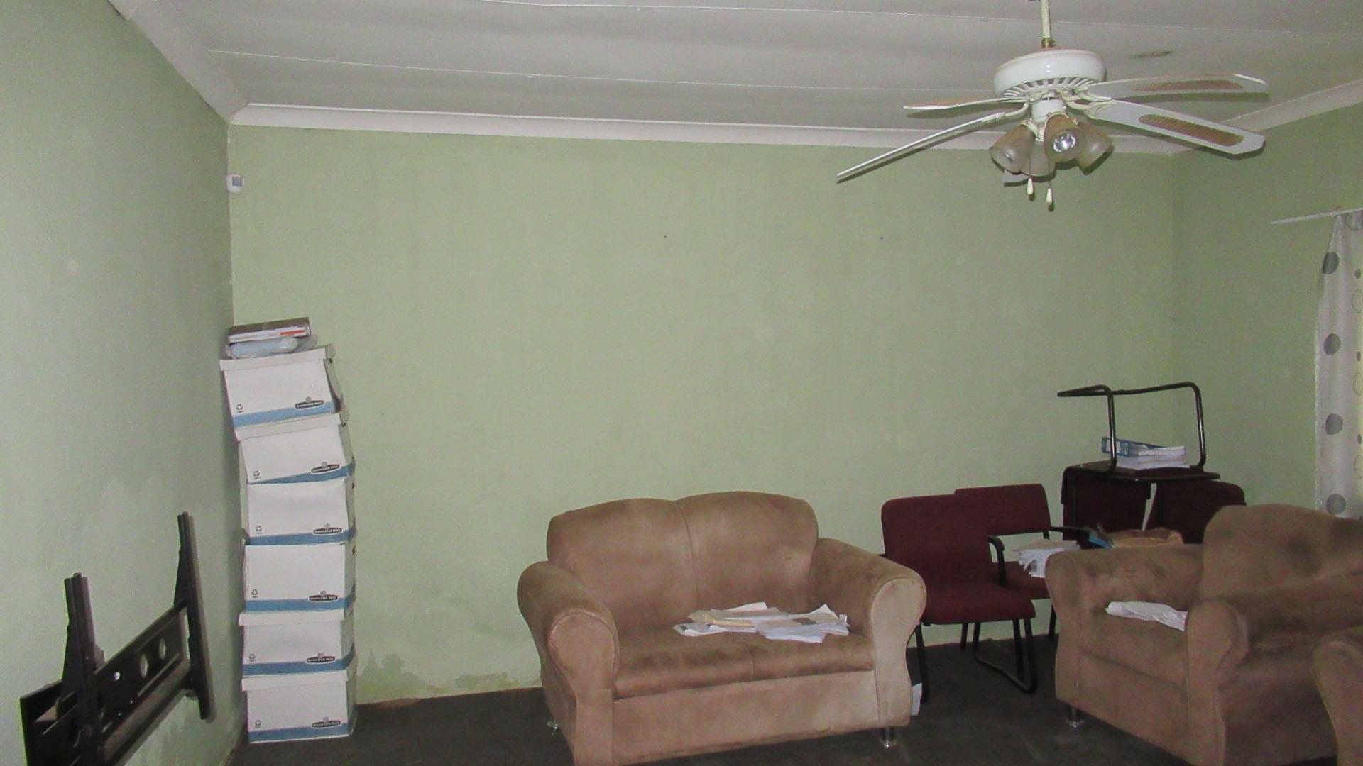 Lounges - 24 square meters of property in Lilyvale AH