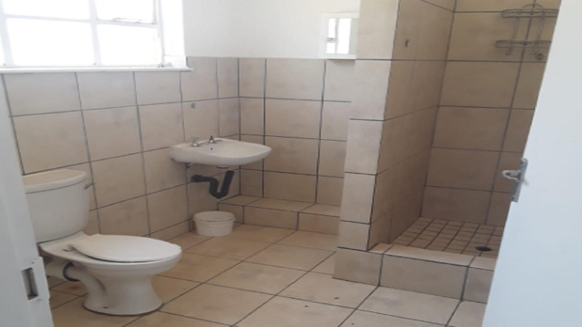 Bathroom 1 - 7 square meters of property in Grootvlei