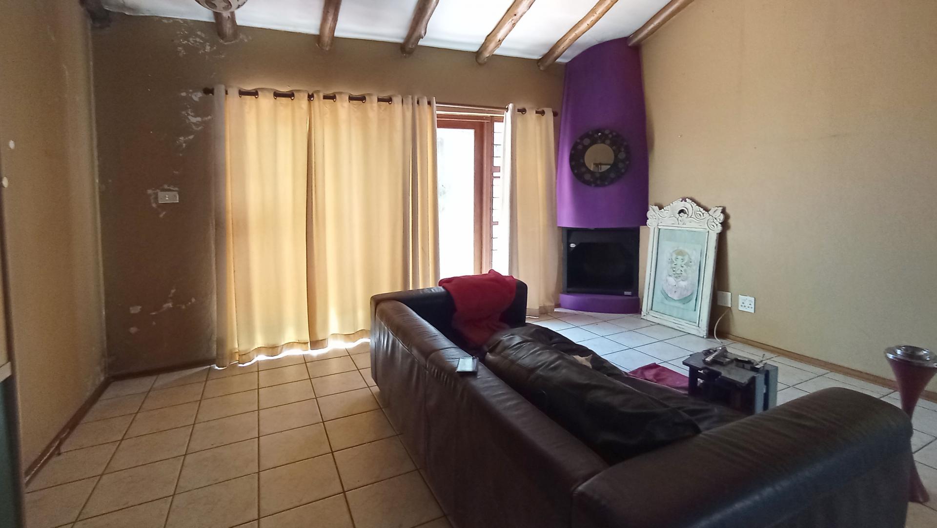 Lounges - 26 square meters of property in North Riding
