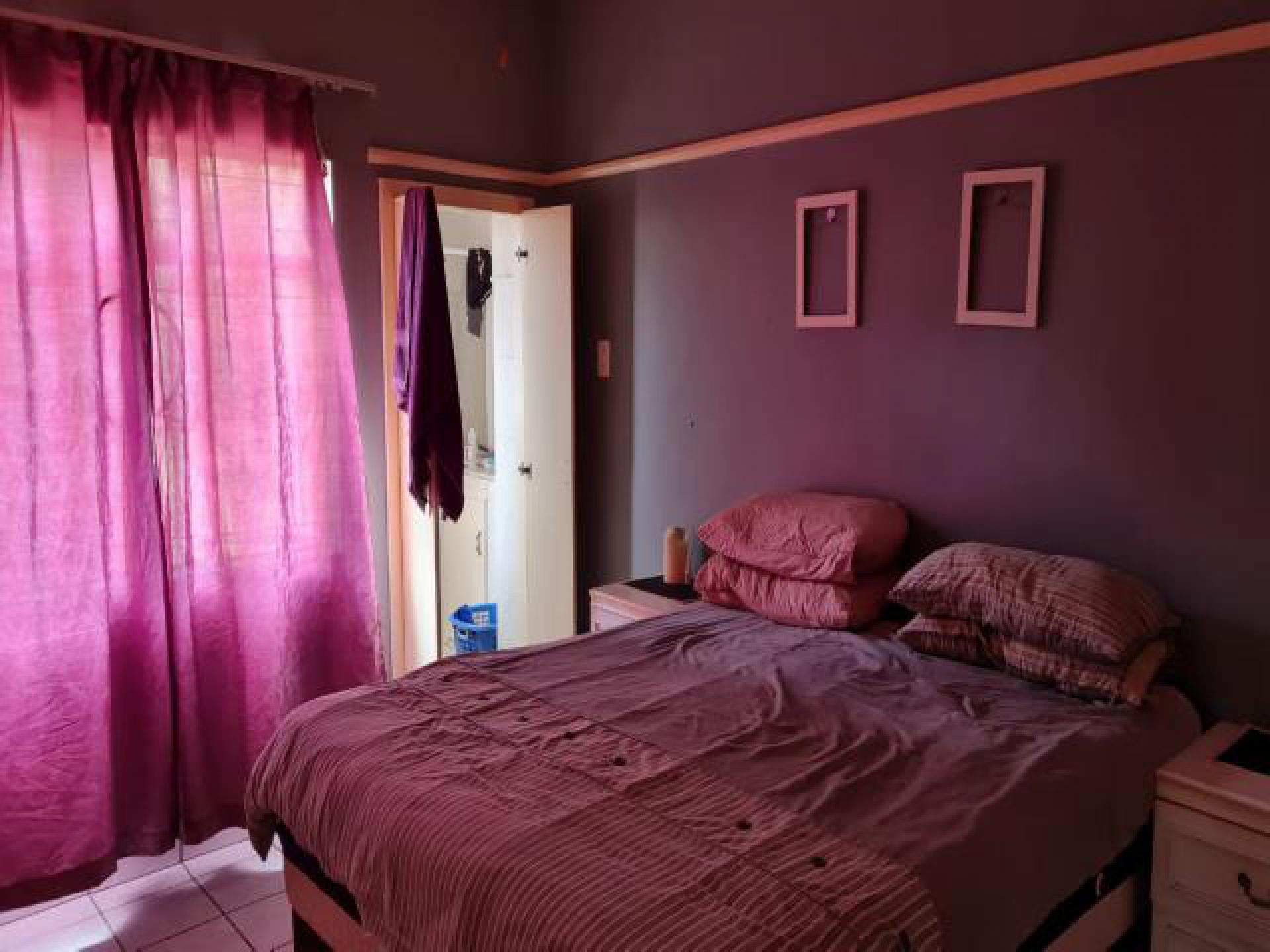 Bed Room 1 of property in Glencoe