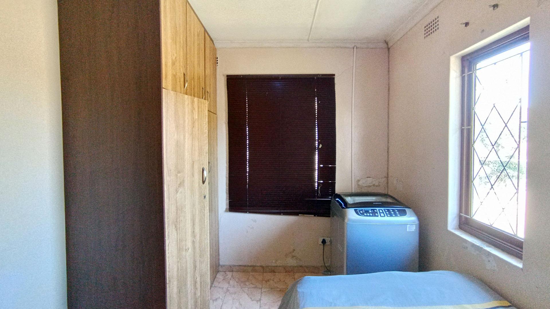 Bed Room 1 - 10 square meters of property in Umlazi