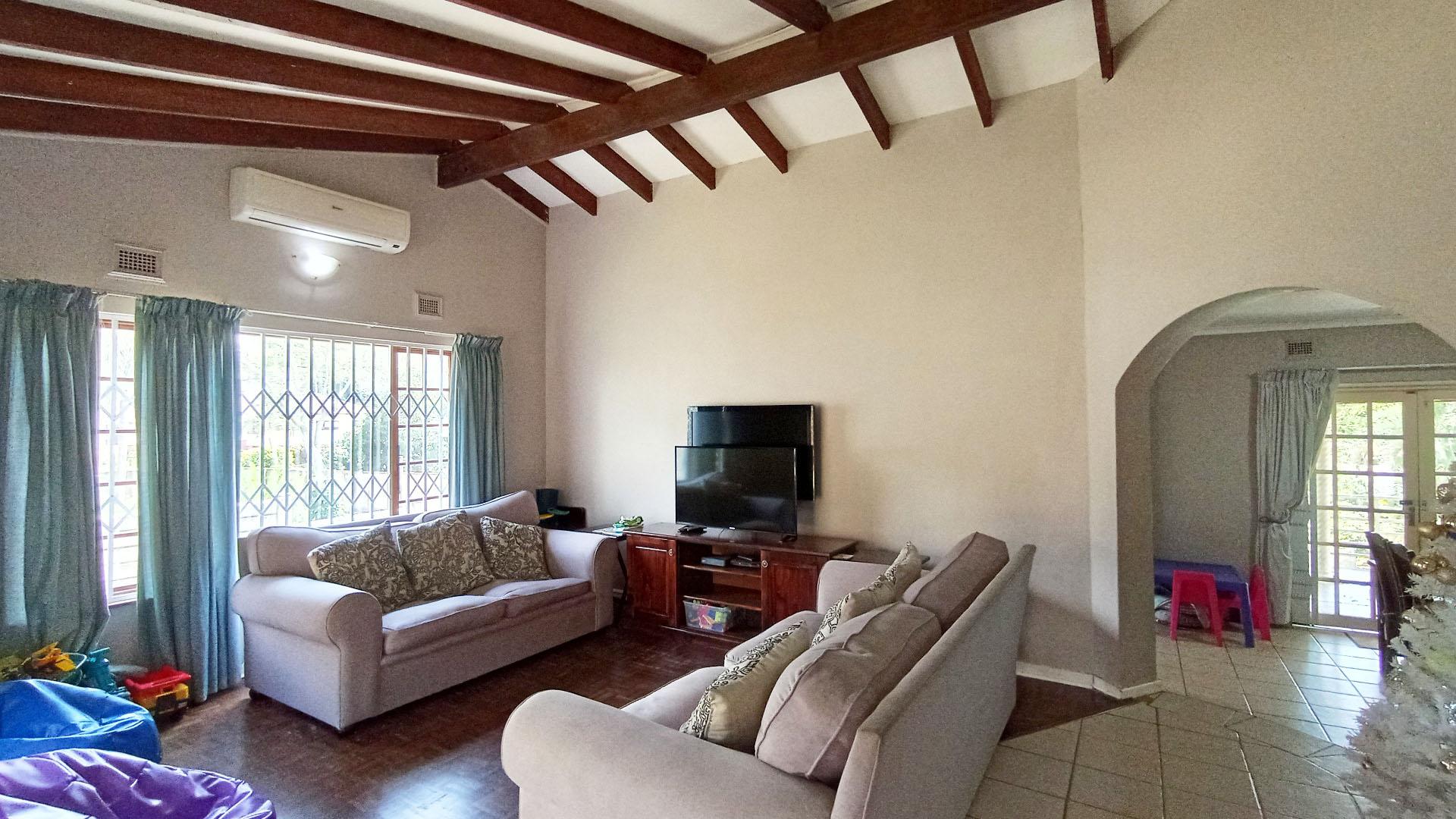 Lounges - 27 square meters of property in Amanzimtoti 