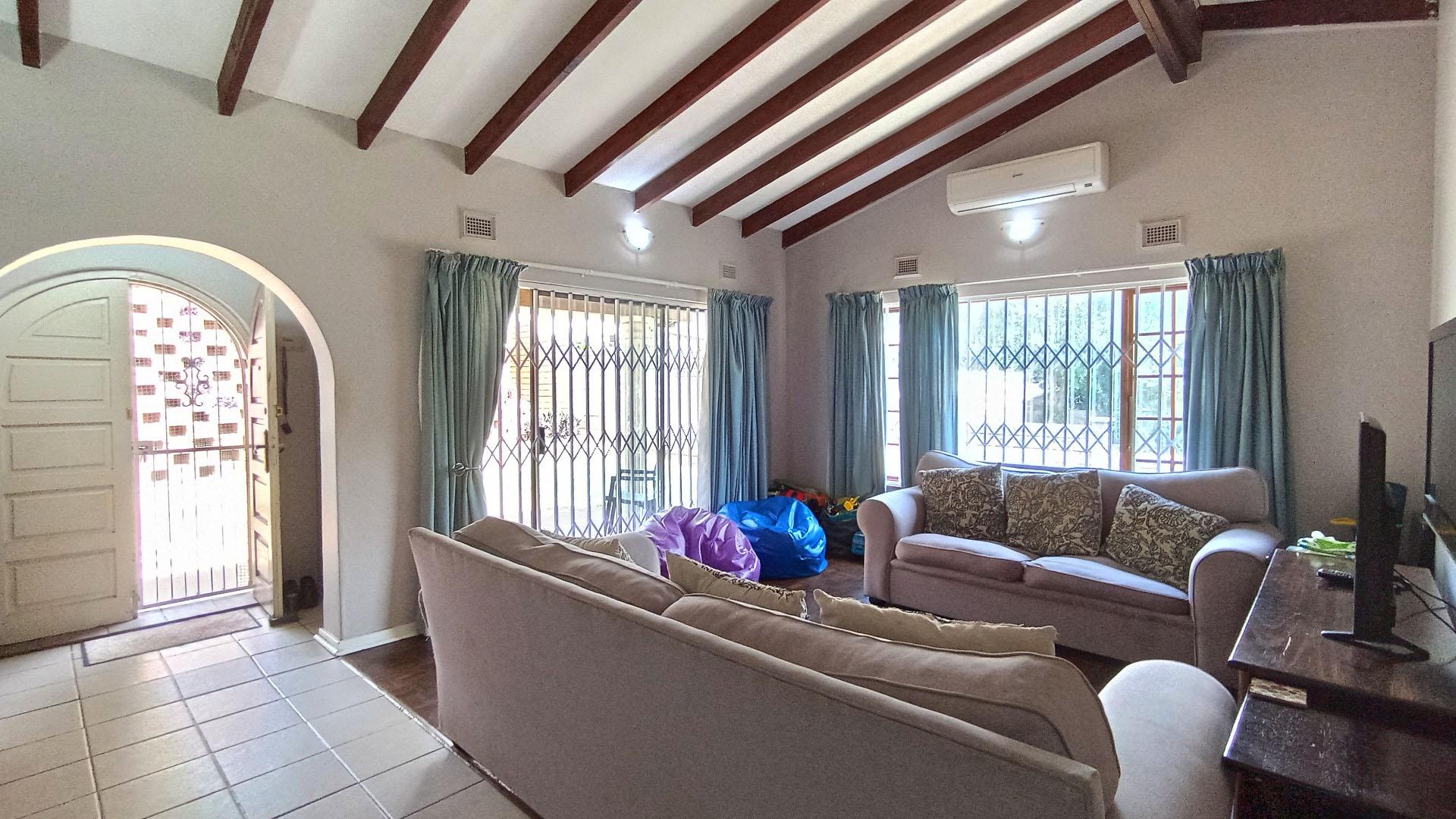 Lounges - 27 square meters of property in Amanzimtoti 