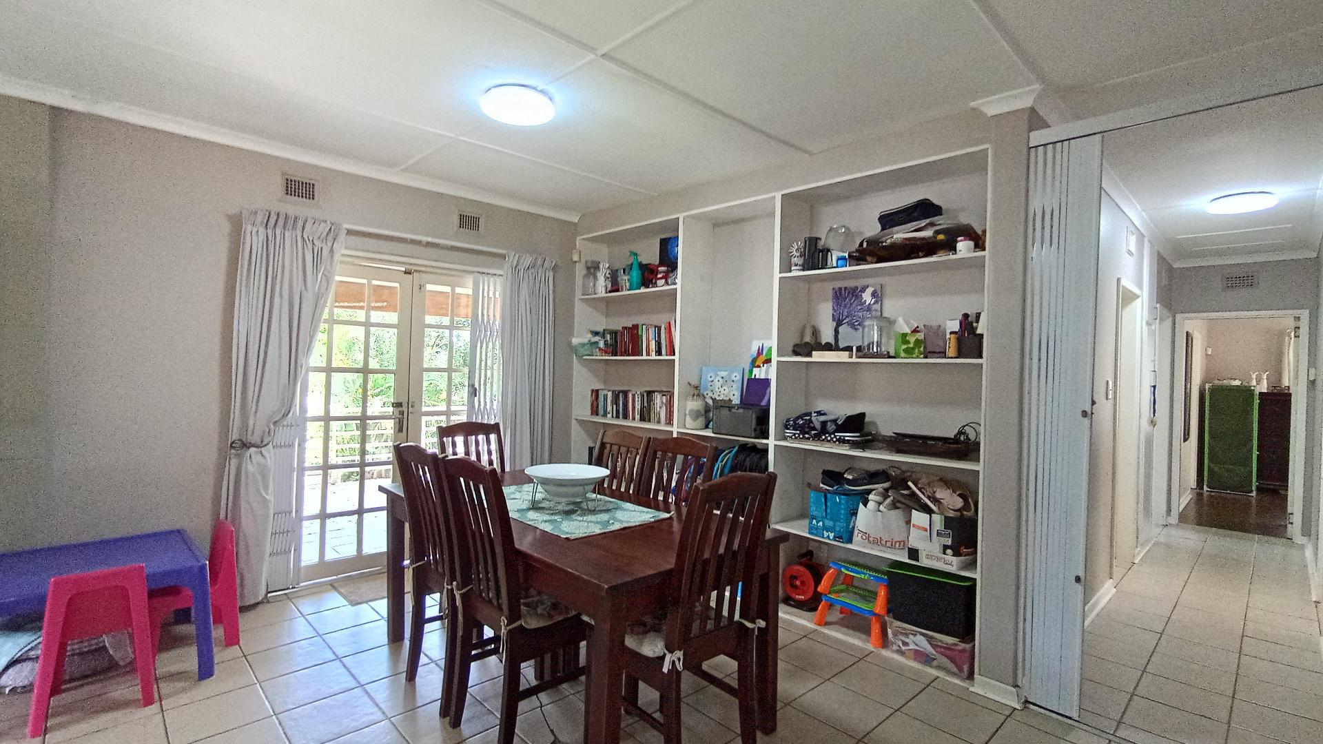 Dining Room - 17 square meters of property in Amanzimtoti 